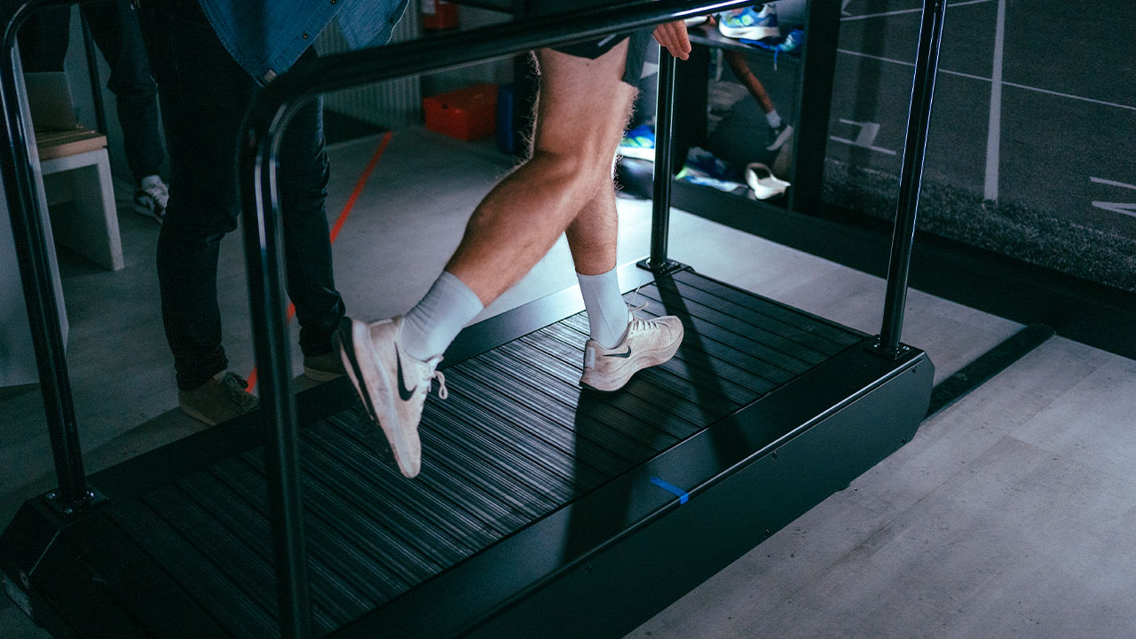 Futás a futópadon: előnyök, hátrányok és milyen típusú futásra alkalmas?