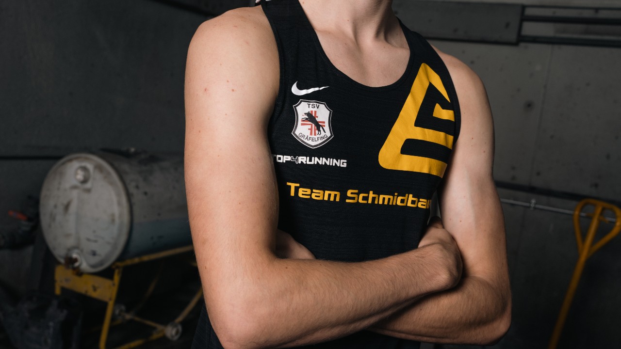 Der TSV Gräfelfing und das Team Schmidbauer strahlt im brandneuen Top4Running x Nike Trikot