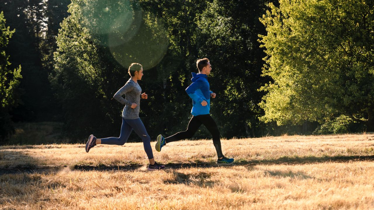 Come ricominciare a correre dopo la malattia? Torna ad allacciare le scarpe da corsa lentamente ma in sicurezza!