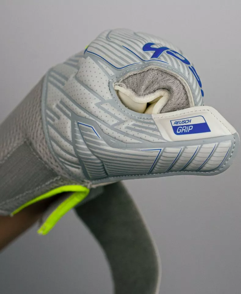Reusch Attrakt Grip Finger Support Junior Goalkeeper Gloves Kapuskesztyű