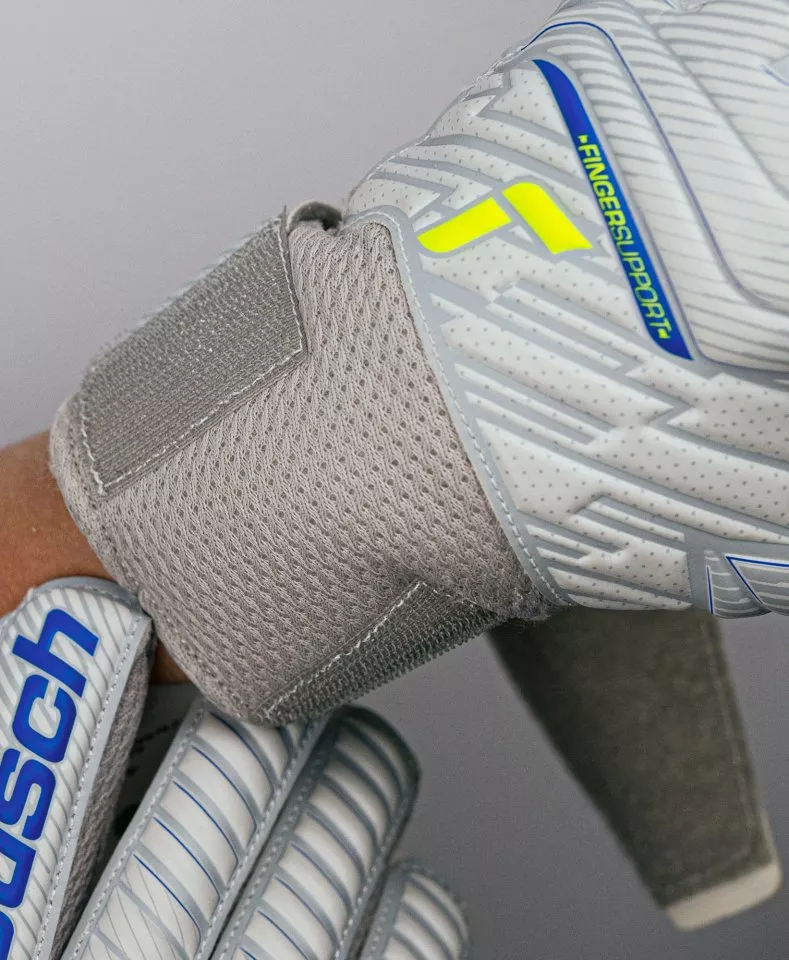 Reusch Attrakt Grip Finger Support Junior Goalkeeper Gloves Kapuskesztyű