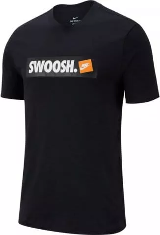 M NSW TEE SWOOSH BMPR STKR
