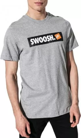 M NSW TEE SWOOSH BMPR STKR
