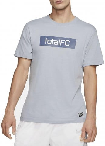 M NK FC DRY TEE SEASONAL GRPHC