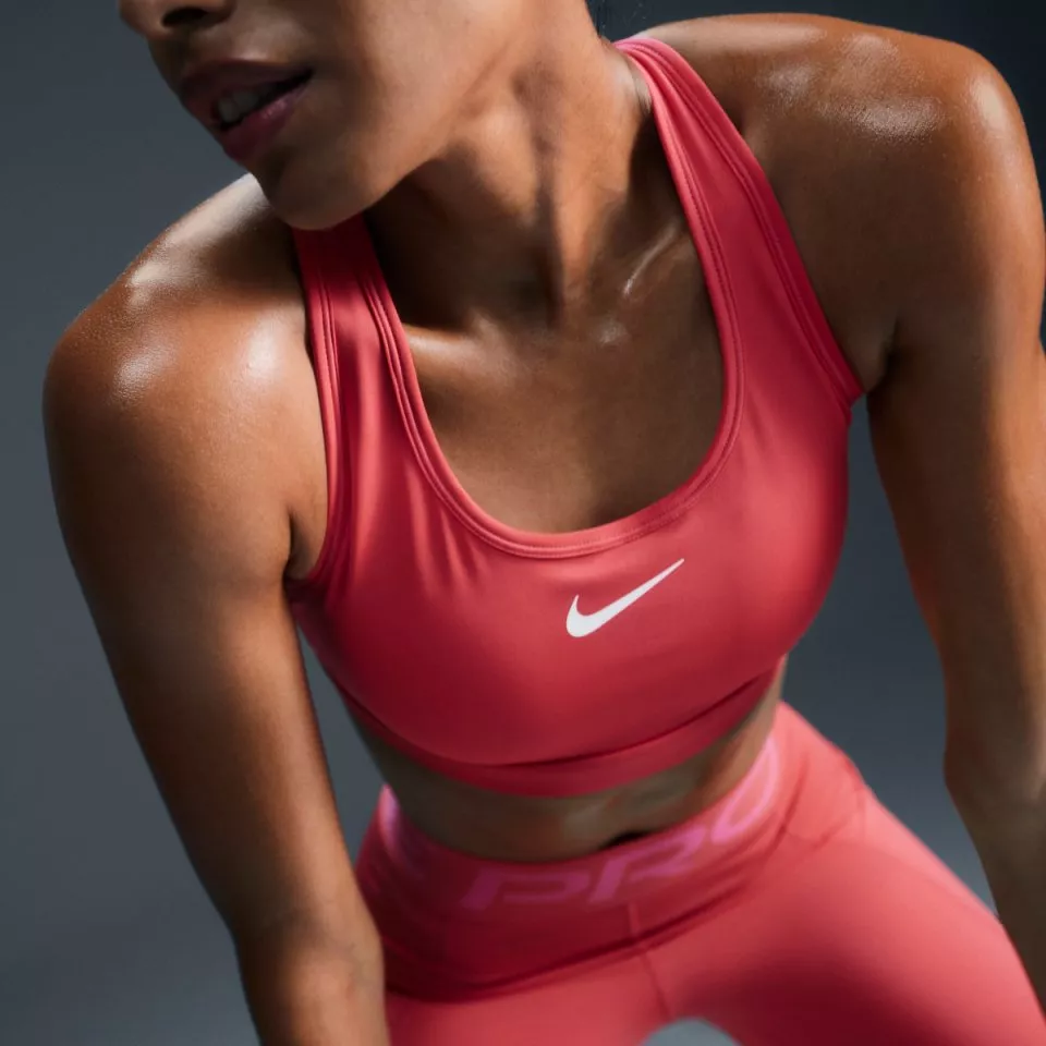 Dámská sportovní podprsenka se střední oporou Nike Swoosh