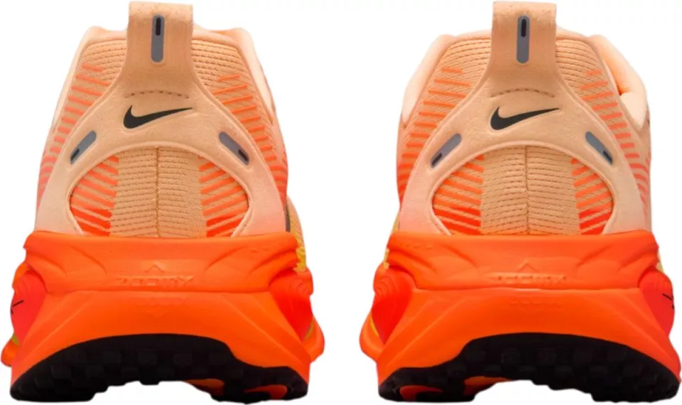 Running shoes Nike Vomero 18
