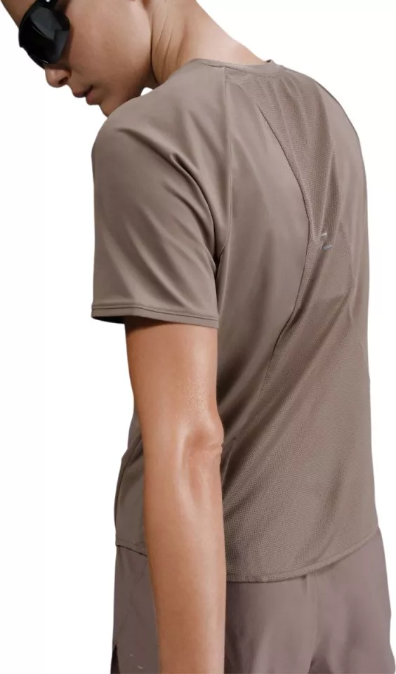 T-shirt Nike Swift