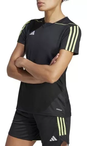 NMD también tiene su linea de ropa y esta camiseta de algodón grueso gris