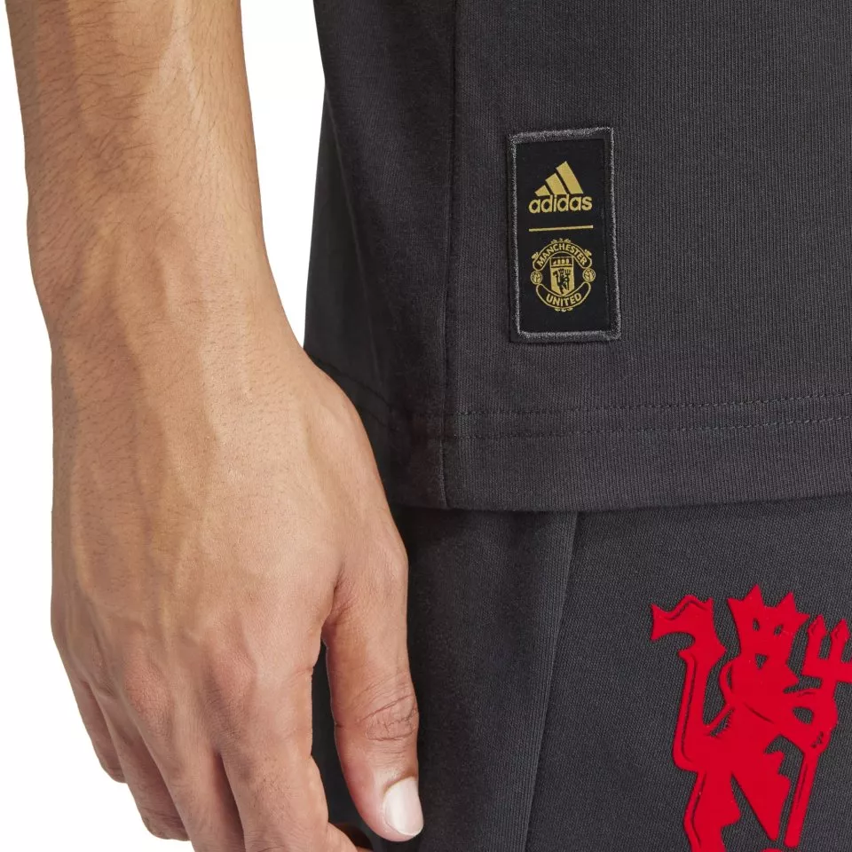 adidas MUFC CS TEE Rövid ujjú póló