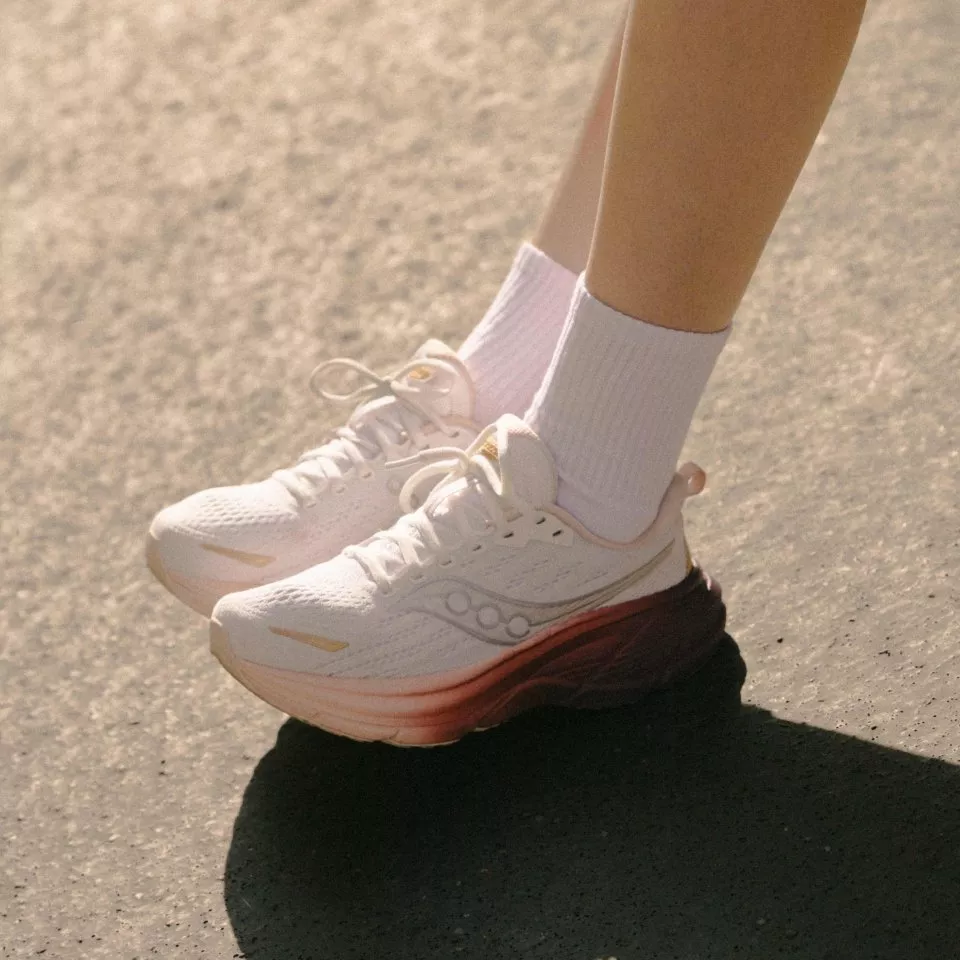 Tekaški copati Saucony HURRICANE 25