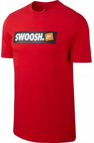 M NSW TEE SWOOSH BMPR STKR