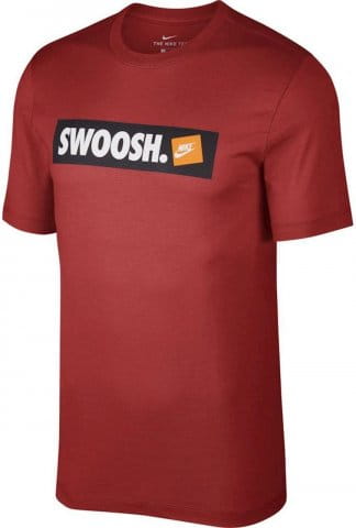 M NSW TEE SWOOSH BMPR STKR