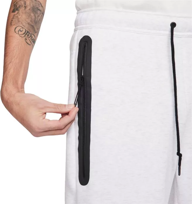 Sorturi Nike Tech Fleece