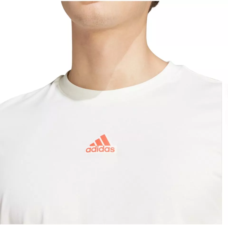 adidas BRAND LOVE COLLEGIATE GRAPHIC TEE Rövid ujjú póló