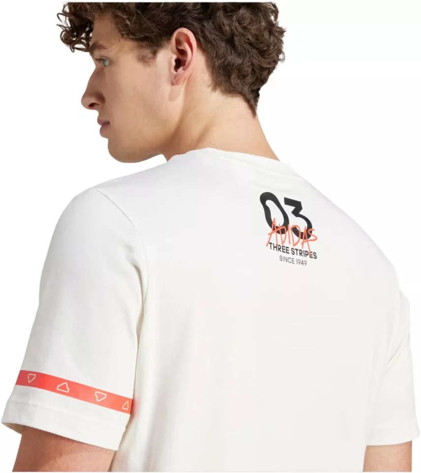 adidas BRAND LOVE COLLEGIATE GRAPHIC TEE Rövid ujjú póló